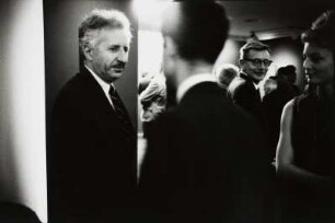 Besucher in der Ausstellung des Fotografen Ernst Haas