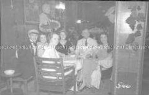 Abendgesellschaft im Salon des Hochseepassagierdampfers "Bremen"