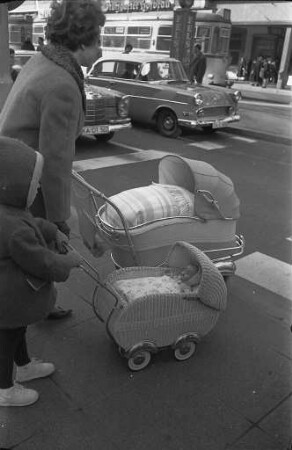 Puppenwagen im Straßenverkehr.