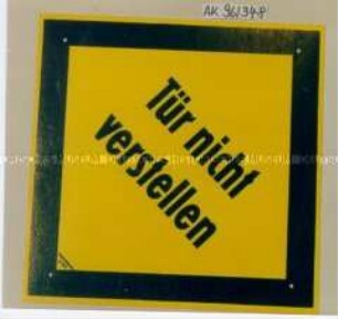 Schild: "Tür nicht verstellen"
