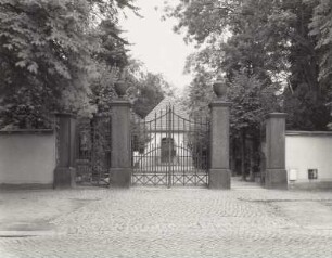 Michaeliskirche : Friedhof. Toranlage und Michaeliskirche (1831)