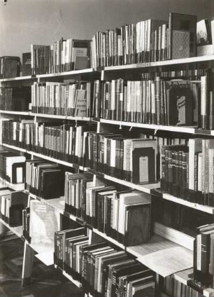 Bautzen. Kreisbibliothek. Benutzerraum, Buchregal