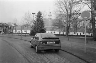 Vorstellung des Opel Kadett GSi 16 V: Rückansicht mit Heckspoiler: auf Straße Am Alten Markt, Ahrensburg: hinten Gottesbuden, Schlosskirche