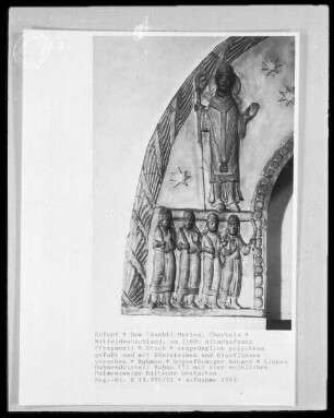 Linkes Rahmendrittel: Der heilige Eoban und vier weiblichen Heiligen mit Palmenzweigen
