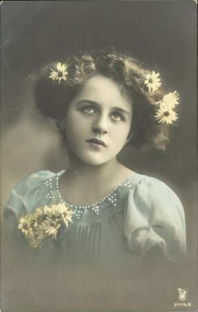 [Junge Frau mit Blumenschmuck]
