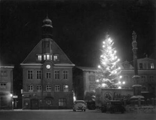 Marktplatz mit Weihnachtsbaum