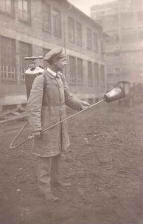 Mann mit Pumpe auf dem Rücken