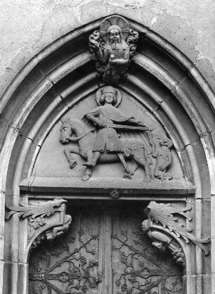 Der heilige Martin teilt seinen Mantel (Tympanon) : Der heilige Martin teilt seinen Mantel (Tympanon) (um 1440). Bürgstadt, Sankt Martinskapelle, Hauptportal