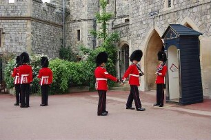 Windsor bei London - Wachablösung : Postenablösung im Innenhof von Schloss Windsor, aufgenommen am 15. Mai 2006