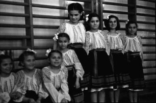 Bukarest: Casa Maresalului, Kinderpublikum, größere Mädchen dabei