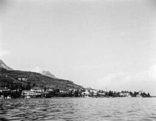 Gardone Riviera : Blick vom Gardasee auf den Ort