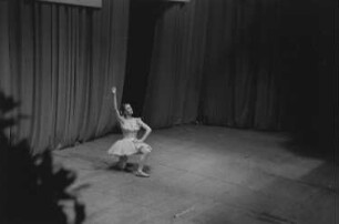 Festveranstaltung zur Eröffnung des Monats der deutsch-polnischen Freundschaft in der Komischen Oper Berlin : Auftritt einer Balletttänzerin