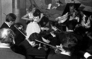 Madrid (Spanien): Hotel; Lola Bobesco improvesiert mit den Orchestermitgliedern