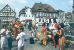 Vacha, Markt. Stadtfest zum 650jährigen Bestehen Vachas. Auftritt eines Puppentheaters