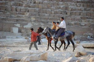 Kairo - Pferderitt an den Pyramiden : Touristen reiten auf Pferden um die Pyramiden von Gizeh, aufgenommen 2006 bei Kairo