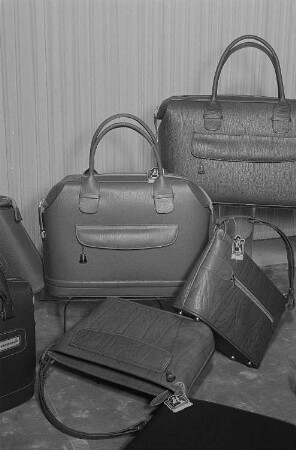 Ausgestellte Taschen in Specks Hof auf der Leipziger Herbstmesse 1955
