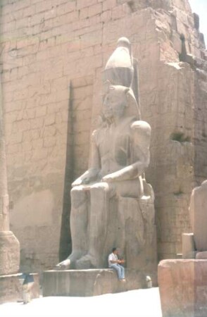 Sitzstatue Ramses II. : Ägypten. Luxor. Luxor-Tempel (1551ante/1080ante). Sitzstatue Ramses II. vor dem Pylon