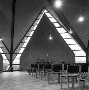 Rethwischdorf: Christuskirche: Innenansicht: Blick über Gestühl auf Altarraum rechts: links Dachbinder mit anschließendem Fensterbereich