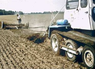 Gummigleisbandtraktor ZT 300 mit Pflug und Nachbarbeitungsgerät