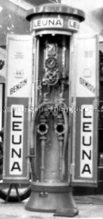 Zapfsäule für "Leuna"-Benzin