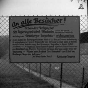 Kronberg (Taunus), Königsteiner Straße 35. Opel-Tierpark (1955 eröffnet). Tafel mit Aufruf zur Unterschriftensammlung an einem Zaun