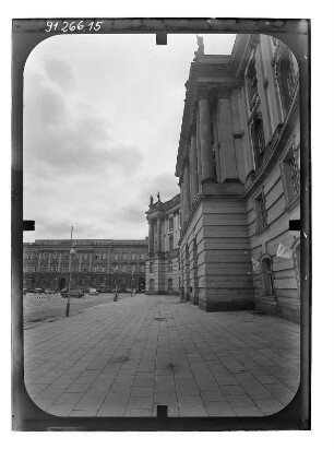 Berlin : August-Bebel-Platz, Kommode