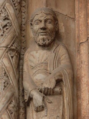 Heiligenfigur aus Marmor an der Fassade des romanischen Domes