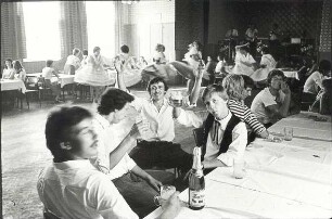 Erntebrauch in Tauer : Gesellschaftliche Volkskultur - Herbst. Ort: Turjej / Tauer. Hahnrupfen (łapanje kokota). Vgl. Lětopis C 27 (1984).