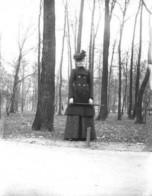 Sachsen? Dame mit Hut, Mantel und Schirm