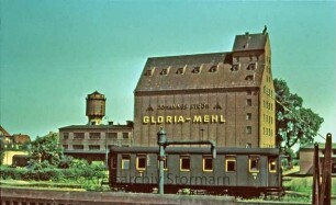 Bahnhof mit Silo der Firma Ströh, im Hintergrund Wasserturm