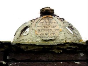 Eicha-Evangelische Kirche - Langhaus Traufseite Nord-Textkartusche über Hauptportal anläßlich Neubaues - wohl Jahr 1721- mit Laudatio auf den Herzog von Sachsen (Bauinschrift)