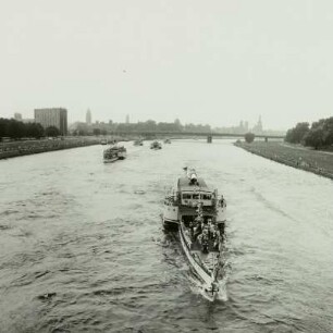 Seitenrraddampfer (vorn mit gelegtem Schornstein) zwischen Dr.-Rudolf-Friedrichs-Brücke und Brücke der Einheit auf Fahrt stromauf