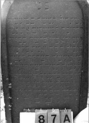 Grabstein 87 (Index: 100116240) Material: Sandstein Zustand: gut Maße HxBxT: 156x55x25 cm Beschreibung: doppelt aufgesockelte Stele mit Rundbogenabschluß und eingetieftem Schriftfeld, weiteres Schriftfeld auf dem Sockel: Grabstein 87A (Detailaufnahme)
