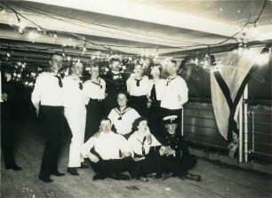 Gruppenbildnis mit maritim kostümierten Touristen an Deck eines Hochseepassagierdampfers ("Cleveland"?)