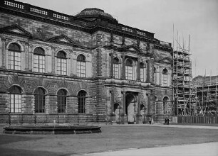 Dresden, Gemäldegalerie, Ansicht vom Theaterplatz aus, telweise noch eingerüstet