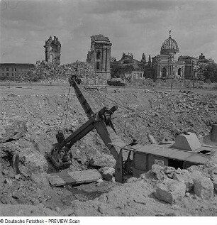 Dresden. Ausheben der Baugrube mit Hochlöffelbagger für die Bebauung der Nordseite Ernst-Thälmann-Straße