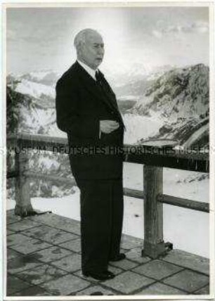 Bundespräsident Heuss auf der Zugspitze anlässlich seines 69. Geburtstages