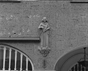 Konsolfigur Allegorie der Musik, Hoyerswerda : Hoyerswerda. Wohn- und Geschäftshaus, Friedrichsstraße 37