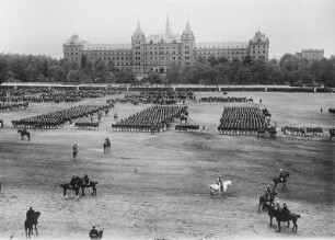 Dresden. Letzte Königsparade auf dem Alaunplatz 1914. Ansicht von Südsüdwest mit Kaserne des Königlich Sächsischen Schützenregiments "Prinz Georg" Nr. 108 (1668-1870)