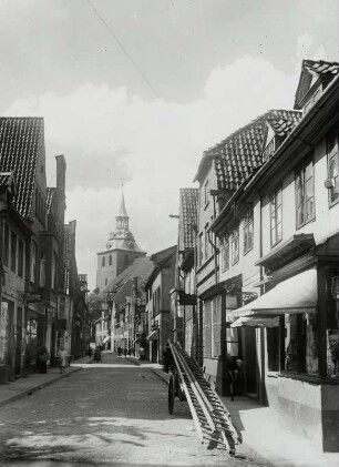 Auch viele schmale Straßen gibt es in Lünbeburg, da müssen Autos durch : Lüneburg. Auf der Altstadt. Blick nach Nordwesten zur Michaeliskirche