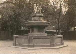Oelsnitz, Marktplatz : Bergmannsbrunnen, heute "Rudolph-Brunnen"