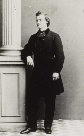 Porträt Friedrich Dettmer (1835-1880; Schauspieler). Albuminabzug auf Karton (Carte-de-visite mit Atelieraufdruck verso)