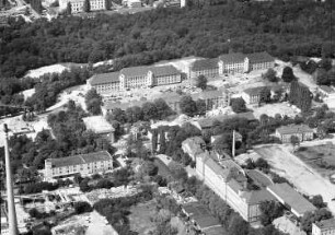 Dresden-Neustadt, Marienallee 14. Ehemalige Graf-Stauffenberg-Kaserne (jetzt Heeresschule). Luftbild-Schrägaufnahme nach Nordnordwesten. Im Vordergrund rechts Gebäude der Sächsischen Landesbibliothek (ehemalige Kaserne)