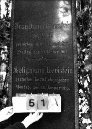 Grabstein 51 (Index: 99792531) Material: Granit Zustand: gut Maße HxBxT: 220x76x36 cm Beschreibung: Obelisk, getreppter Sockel: Grabstein 51A