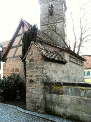 Kirchhofmauer im Südwesten über Feldseite mit Bahrhaus sowie Gotischem Kirchturm im Hintergund- Wehrgang mit Steinbrüstung im 18 Jh abgetragen und durch Ziegelabdeckung ersetzt