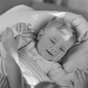 Kleinkind im Bett