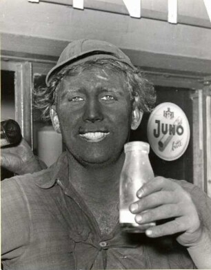 Bergmann mit Milchflasche