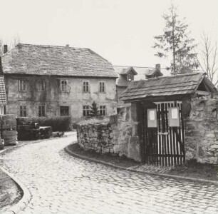 Ehem. Pfarrhaus und Eingang zum Kirchhof