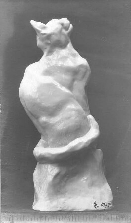 Katze, aufschauend. Porzellan, weiß glasiert (vor 1945; E. Richter). Dresden-Südvorstadt, Eisenstuckstraße, Atelier der Bildhauerin