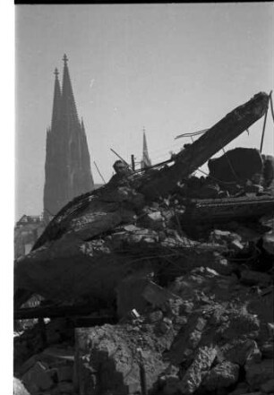 Köln: Blick auf den Dom, Vordergrund Trümmer